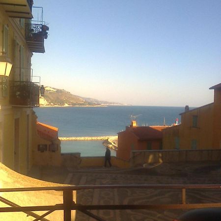 Bilocale Nella Vecchia Citta' Di Mentone Apartment Екстериор снимка